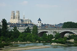 A Seu d'a Santa Cruz d'Orléans, en una anvista dende o río Loira