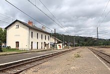 Vue des voies et du bâtiment voyageurs en direction de Neussargues.