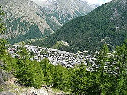 Saas-Fee on tiheästi rakennettu matkailukylä.