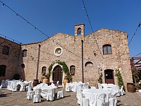 Chapelle de l'abbaye et tables de réception.