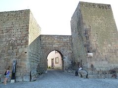 Castelo Mendo, muralla y puerta principal.JPG