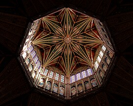 La normanda catedral de Ely tiene un octógono gótico soportado por vigas de martillo de madera.