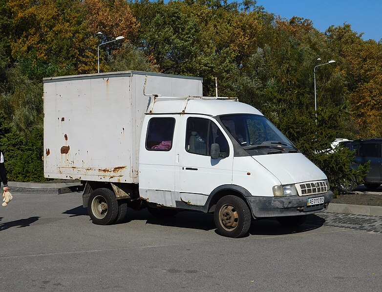 File:Gazelle utility van in car park at Georgian festival; 13.10.19.jpg