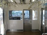 乗務員室背面仕切壁（4次車の1017F）。池上線・東急多摩川線用は左側2枚のガラスは遮光ガラス