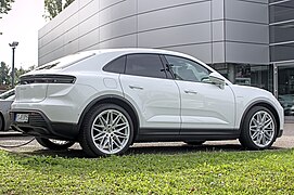 Porsche Macan 4 - right rear view