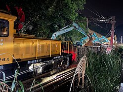 石斗車進入事故現場清運砂石