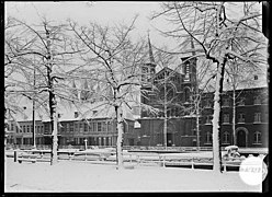 Tournai - Église des Rédemptoristes sous la neige et cathédrale Notre-Dame en arrière plan.jpg