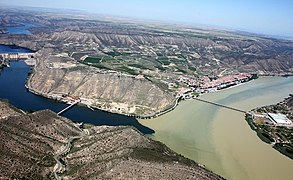 Vista aèria de l'Aiguabarreig dels rius Ebre, Segre i Cinca a Mequinensa.