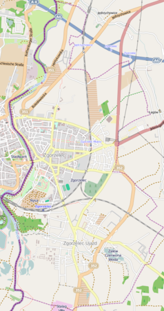 Mapa konturowa Zgorzelca, blisko centrum na lewo znajduje się punkt z opisem „Hala Centrum Sportowo-Rekreacyjnego”