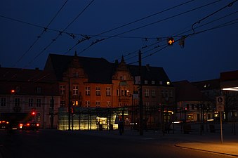 Luksofors parāda pārmijas braukšanas virzienu naktī