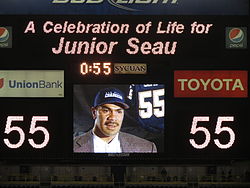 Immagini dal "Celebration of Life for Junior Seau" dell'11 maggio 2012, in cui il suo numero 55 fu ritirato dai Chargers.