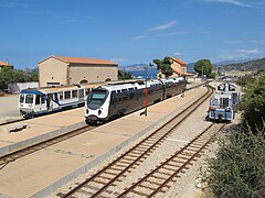 La gare avec ses nouvelles voies et nouveaux quais en juillet 2015. Un X 97050 à gauche et un AMG 800 à quai, et la BB 406 à droite.