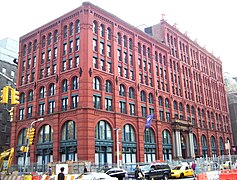 Puck Building, Nueva York, particular interpretación del neorrománico llamado Rundbogenstil (1885-1886)