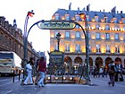 Wejście na stację Palais Royal – Musée du Louvre