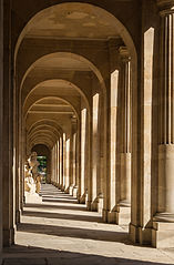 Galerie du portique, cour d'Honneur de l'École Militaire à Paris (エコール・ミリテール中庭の柱廊(及びヴォールト)。アンジュ＝ジャック・ガブリエル制作)