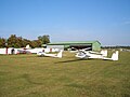 Segelflugzeuge in Hoya vor der Halle