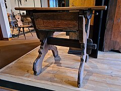 Table à piétement en X-Musée alsacien de Strasbourg (6).jpg