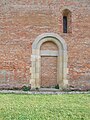 Das zugemauerte Portal auf der Nordseite besitzt eine Laibung aus Sandsteinquadern, . - Blick nach S.