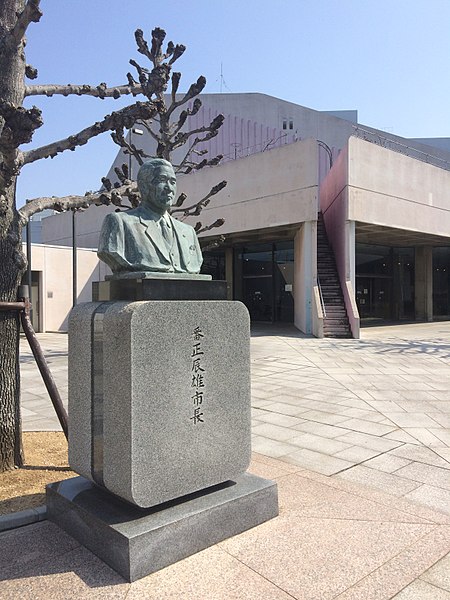 File:Bust of Mayor Banjo, Sakaide.jpg