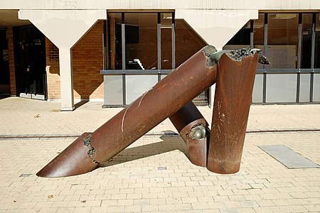 Sculpture de Félix Roulin devant l'ancien musée.