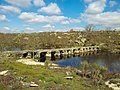 Steinplattensteg über den Río Uces