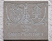 Plaque en granite sur laquelle figure les armoiries de Tübingen et de Monthey et le nom de la place.