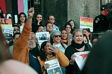 Familiares, amistades y ciudadanía durante la protesta en Santa Fe por el asesinato de Ironoci