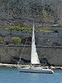 Fahrtensegelyacht unter Großsegel