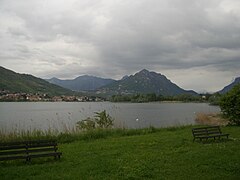 Olginate, il suo lago, il monte Barro.JPG