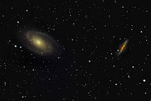 Az M81 (balra) és az M82 (jobbra). Az M81 gravitációs vonzása több más galaxist is befolyásol, többek között az M82-t