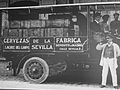 Cruzcampo Klassiker Schwarz und weiß von einem Bier-LKW in Spanien circa 1920 in Valencia, Spanien fotografiert