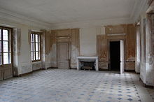 Vue du grand salon de la Maison de la Reine avant la restauration