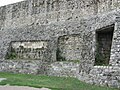 Tratto di mura e base della torre della fortezza legionaria.