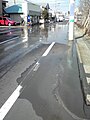 路面の浸水と噴砂（千葉県香取市、2011年3月11日撮影）