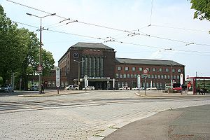 Empfangsgebäude mit Bahnhofsvorplatz