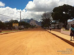 Estrada de acesso à vila Malema e a Montanha