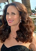 Andie MacDowell (Carrie).