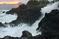 Mga along pumapalo sa tabing-dagat ng Jeju