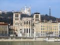 La Saône et la primatiale Saint-Jean au premier plan, et la basilique Notre-Dame de Fourvière à l'arrière-plan