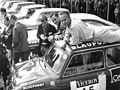 Timo Mäkinen ja Pekka Keskitalo voitetun rallin jälkeen vuonna 1966.