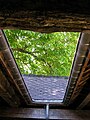 Lavoir avec toit ouvert à quatre pentes.