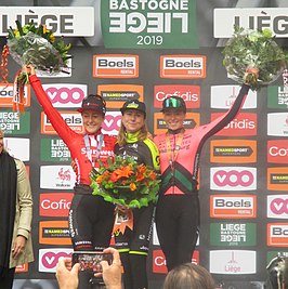 Podium: 2. Mackaij, 1. Van Vleuten, 3. Vollering