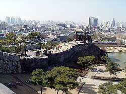 Benteng Hwaseong dan pemandangan Suwon