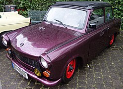 Vor allem in den 1990er Jahren wurden alte Trabant optisch aufgepeppt – hier ein lilafarbener Trabant 601 mit Faltdach