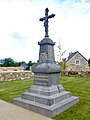 Saint-Méen : le monument aux morts, surmonté d'une croix 1