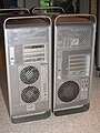 Rückseite: links Power Mac G5, rechts Mac Pro