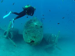 Immersion d'un Douglas DC-3 à Kaş en Turquie, afin de créer un spot de plongée[17].