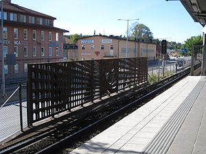 "Dropp från fjärran", skyddsräcke i cortenstål av Henjasaj Koda.