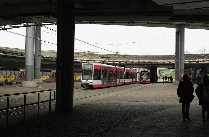 File:J38 193 Halle Riebeckplatz, ET 666.jpg