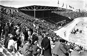 Vue du Parc des Princes et de sa « tribune Présidentielle » depuis la « tribune Boulogne » lors de l'arrivée du Tour de France en 1932.